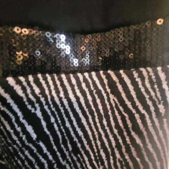 Dorothy of London mid length dress size L Black top with patterned bottom - Picture 4 of 11